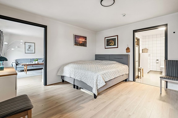 Meget stort soverom med inngang både til stue og bad