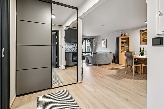 Entré med stor garderobe (ny i 2024)