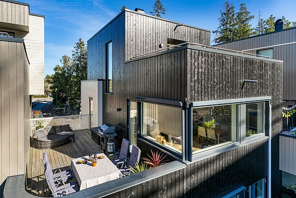 Boligen ble ferdigstilt i 2021 med funkis-inspirert fasade og en familievennlig romløsning over tre etasjer - alle med tilknyttet uterom.