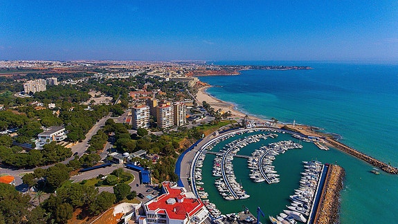 Få igjen! Gangavstand til stranden | Ny moderne leilighet med 3 soverom | Innendørs og utendørs basseng!