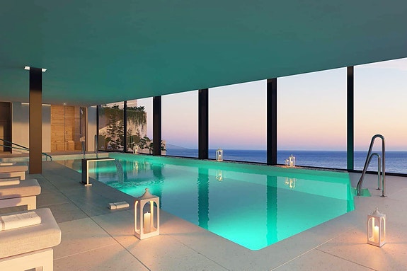 Eksklusiv penthouse med stor terrasse og fantastisk havutsikt! Gangavstand til strand. Nydelige fellesområder.