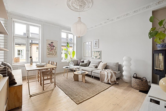 - En klassisk leilighet med sjarmerende detaljer (peis, tregulv, god takhøyde, store vinduer, flott stukkatur og rosett), samt en meget rolig og attraktiv beliggenhet -