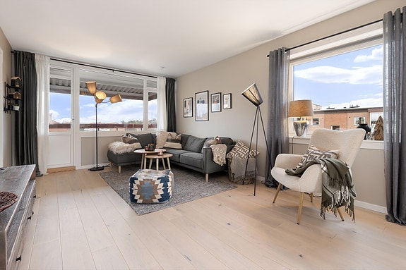 Velkommen til Solgbergliveien 105 - En lys, luftig og lekker topp-/endeleilighet med stor vestvendt balkong.