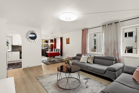 Velkommen til Wergelandsvegen 5 B - En lys og velholdt 3-roms leilighet med praktisk planløsning, samt enkel adkomst i 1. etasje.