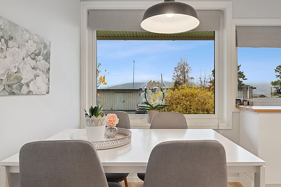 Kjøkken med spiseplass som gjør måltidene til en hyggelig opplevelse.