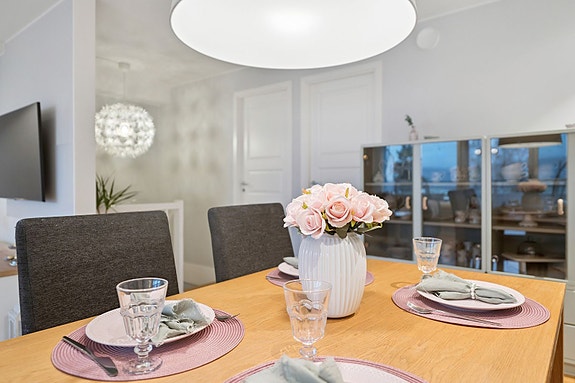 Elegant stue med plass til både avslapning og middagsselskap.