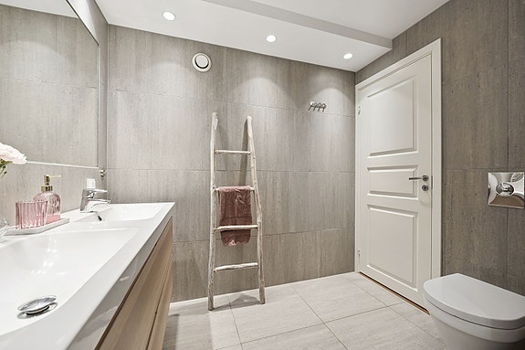 Downlights i taket skaper en lun og elegant atmosfære.