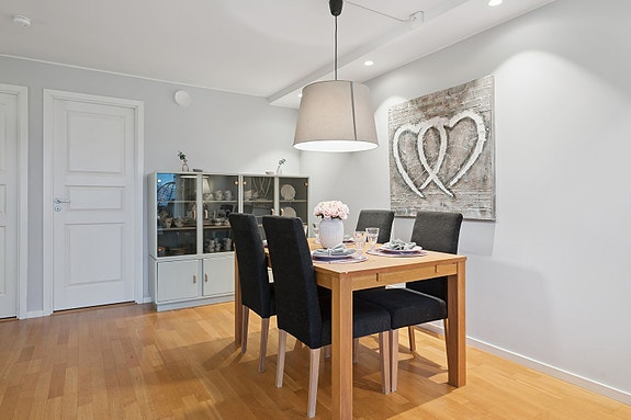 Romslig stue med spiseområde - ideelt for både hverdagsmåltider og gjester.