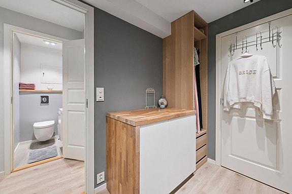 Praktisk toalettrom med moderne innredning.