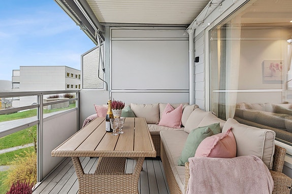 God plass til sittegruppe og grill - en naturlig forlengelse av stuen.