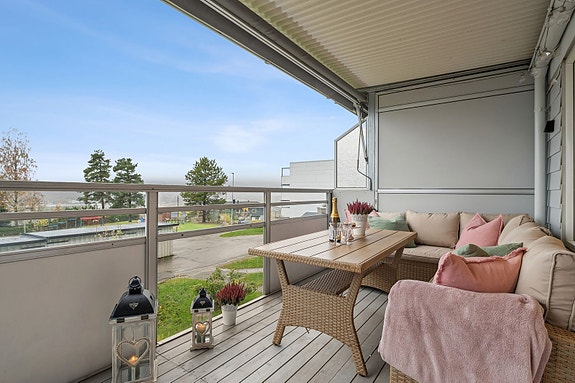 Romslig balkong på 12 m² - perfekt for late sommerkvelder.