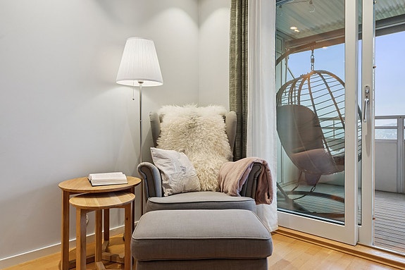 Åpen og luftig planløsning med naturlig lys fra flere retninger.