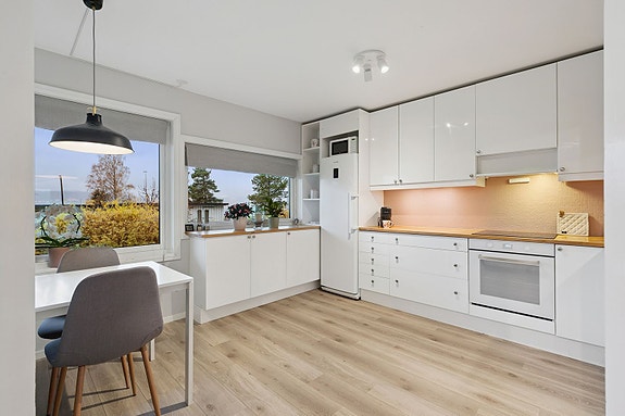 Stilrent kjøkken med god benkeplass og moderne løsninger.