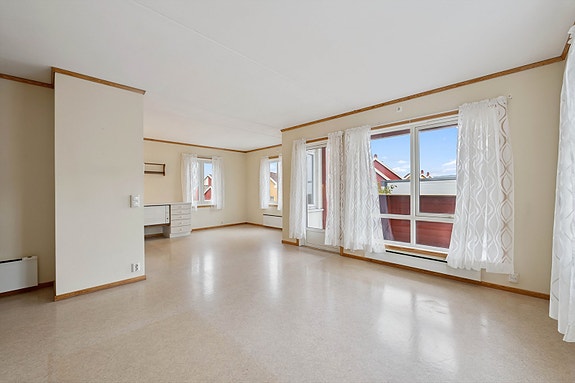 Stue med åpen løsning til kjøkkenet