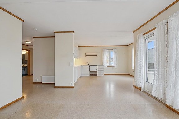 Stue med åpen løsning mot kjøkkenet