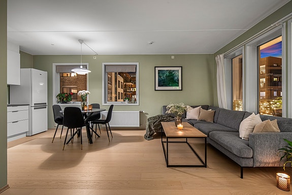 Mina Pettersen v/Eiendomsmegler 1 har gleden av å presentere Lars Husmanns gate 17 - en attraktiv 4-roms leilighet beliggende i et barne- og voksenvennlig område med kort vei til alt du trenger!