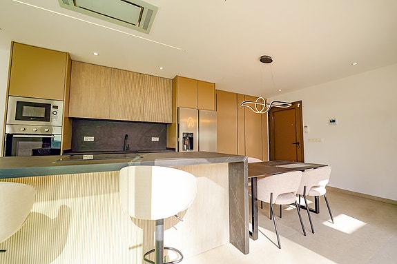 Moderne villa med 43 m² takterrasse - hage, privat basseng og parkering på egen tomt