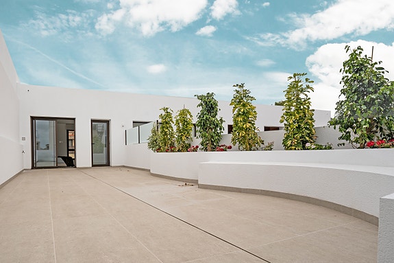 Moderne villa med 43 m² takterrasse - hage, privat basseng og parkering på egen tomt