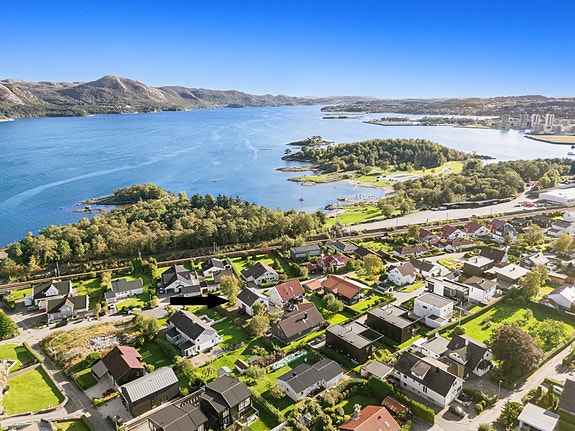 Velkommen til Nedre Lyngnesvei 26 - unik beliggenhet hevet over gatenivå.