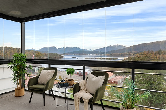 Velkommen til Nørvegata 32C presentert av Daglig leder/Eiendomsmegler Preben Willmann. Leiligheten har en nydelig innglasset balkong mot syd med flott utsikt mot fjord og fjell