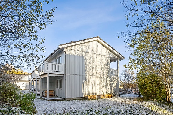 Avdelingsleder/Eiendomsmegler Øyvind Guldhaugen presenterer Torgveien 4A på sentrale Seljestad.
Foto: EFKT