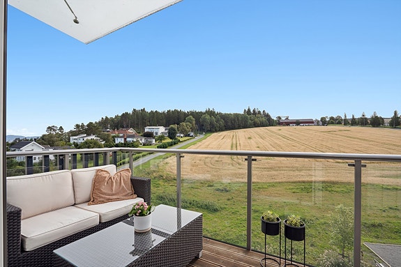 Moderne og lys 2-roms fra 2019, beliggende i toppetasjen med et fantastisk utsikt over nærområdet.