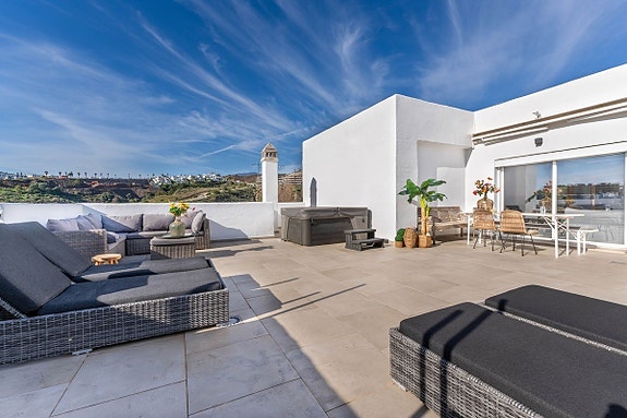 Dupleks-penthouse med 4 soverom, 3 terrasser og panoramautsikt - Selges møblert!