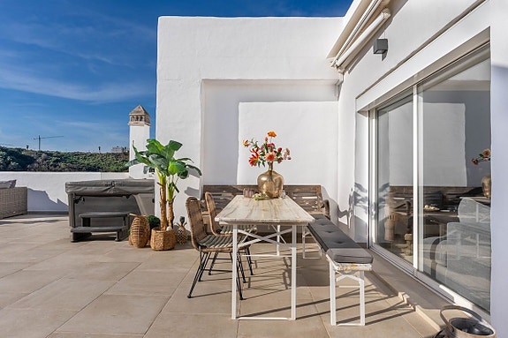 Dupleks-penthouse med 4 soverom, 3 terrasser og panoramautsikt - Selges møblert!