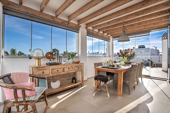 Dupleks-penthouse med 4 soverom, 3 terrasser og panoramautsikt - Selges møblert!