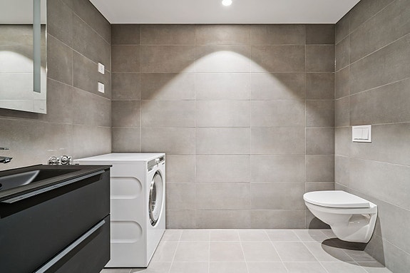 Praktisk bad/vaskerom med opplegg for vaskemaskin.