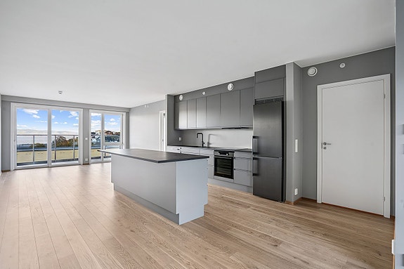 Åpen løsning med god plass til både sofakrok og spiseplass.