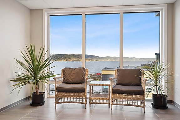 Stilren og innbydende inngangsparti med heis.