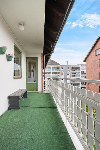 Balkong vendt mot rolige omgivelser