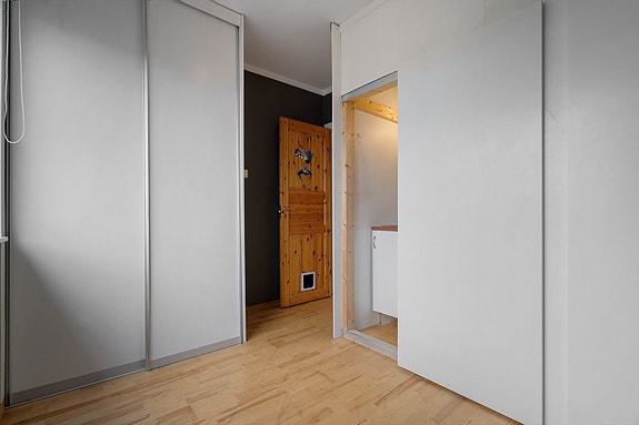 Rom 3- Dette rommet er utstyrt med en praktisk løsning for vaskerom bak skyvedøren