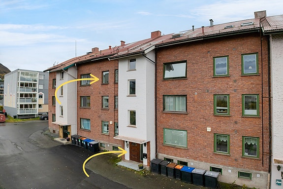 Denne leiligheten byr på romslig planløsning, solrik balkong, lave fellesutgifter og parkeringsmuligheter i området