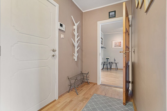 Lys og praktisk entré med plass til oppbevaring. Her får du en hyggelig velkomst til leiligheten