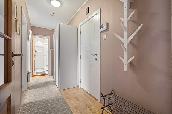 Romslig gang som binder leiligheten fint sammen. Gangen gir god plass til garderobeløsninger og oppbevaring