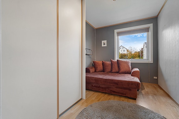 Leiligheten har 2 romslige soverom, samt et innredet rom som har vært benyttet som vaskerom