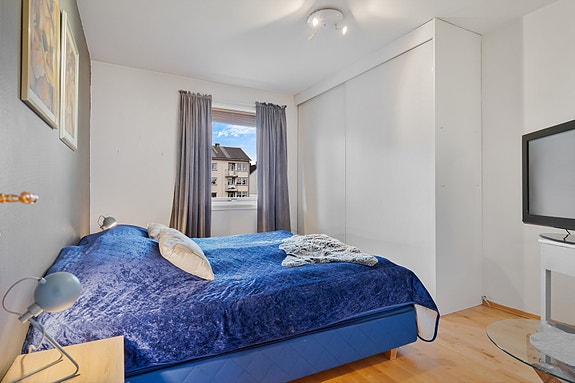 Soverom 2 - Romslig soverom med garderobeløsning og plass til både seng og oppbevaring