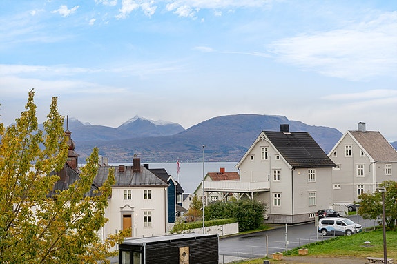 Beliggenheten i 3.etasje sørger for god utsikt fra rommene. Her mot Herjangsfjellet