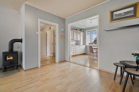 Kjøkkenet ligger i tilknytning til stuen. Den åpne løsningen gir et fint gjennomlys og en god romfølelse