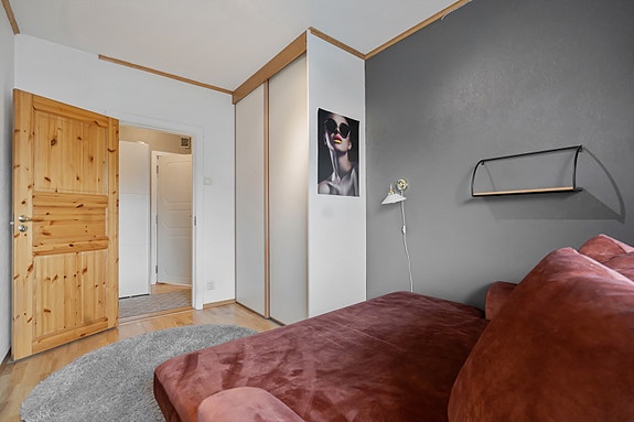 Soverom 1 - Praktisk skyvedørsgarderobe