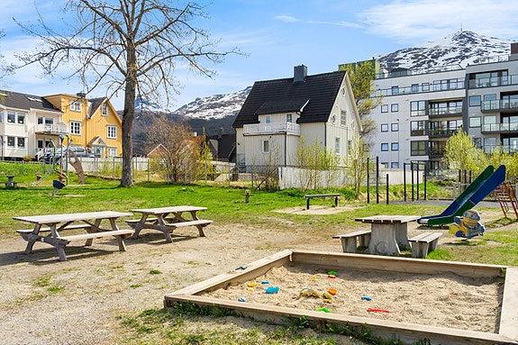 Her er det kort vei til både grøntarealer, lekeplass og turmuligheter - ideelt for små og store som liker å tilbringe tid utendørs