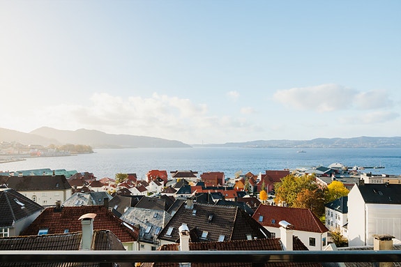 Fra leilighetens balkong har du en majestetisk utsikt over byfjorden og innseilingen til Bergen.