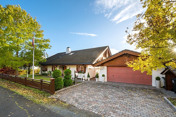 Velkommen til Kystad Alle 21 - og denne godt vedlikeholdte eneboligen beliggende i et svært attraktivt boligområde på Byåsen!