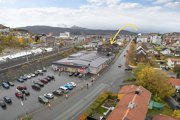 Bygget har en svært sentral plassering med Spar Finbekken som nærmeste nabo, og gangavstand til Narvik sentrum
