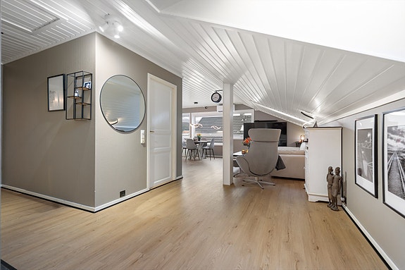 Den åpne løsningen gir leiligheten en luftig følelse, og gangen binder rommene sammen på en naturlig og gjennomtenkt måte