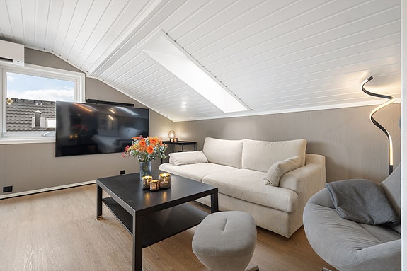 Koselig stuedel med god plass til sofagruppe og TV-løsning. De lyse flatene og det varme fargevalget gir en lun og moderne atmosfære