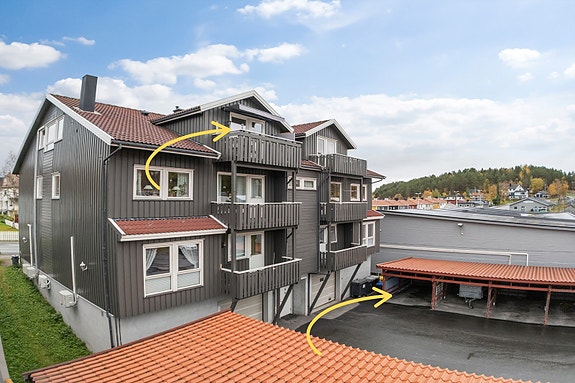 Leiligheten ligger i øverste etasje og har egen balkong med utsyn. Her har du også tilgang til carport - en praktisk og værbeskyttet parkeringsløsning