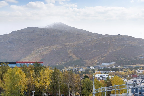 Utsikt mot Fagernesfjellet fra balkong